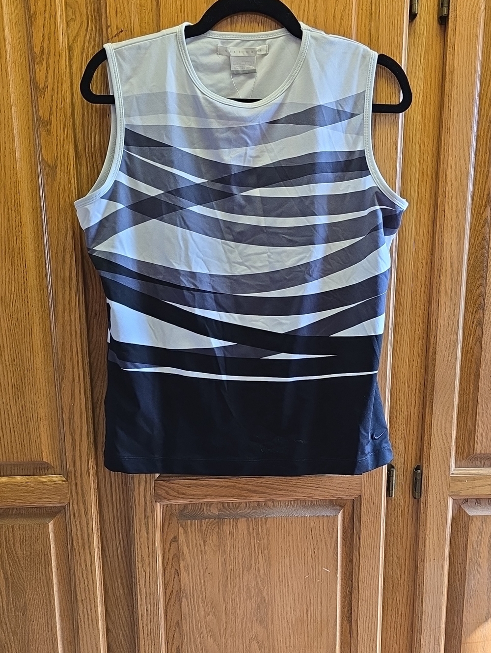 Nike Victory Women's Dri-FIT Sleeveless Abstract Striped Golf Crew Neck, LARGE